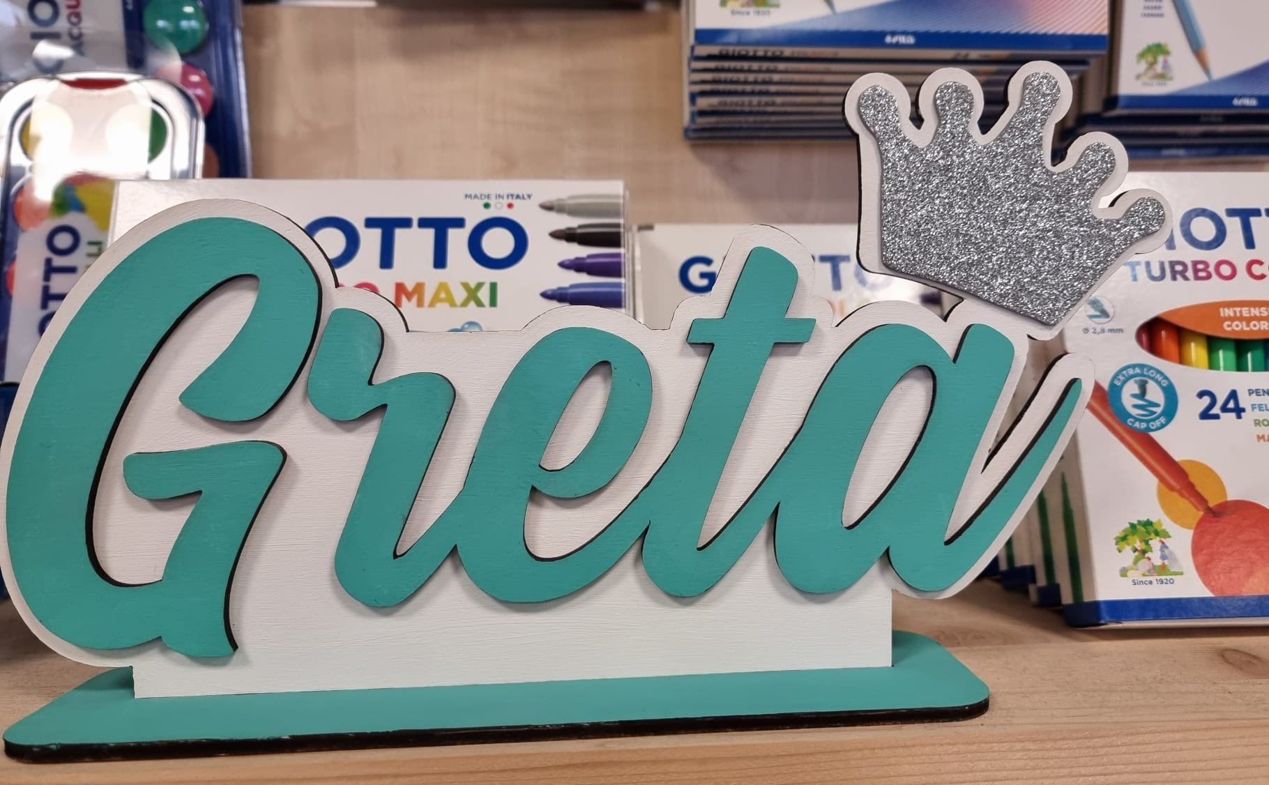 Scritta Greta in legno turchese e bianco con corona glitter argento, realizzata a mano da Il Mondo di Jessica
