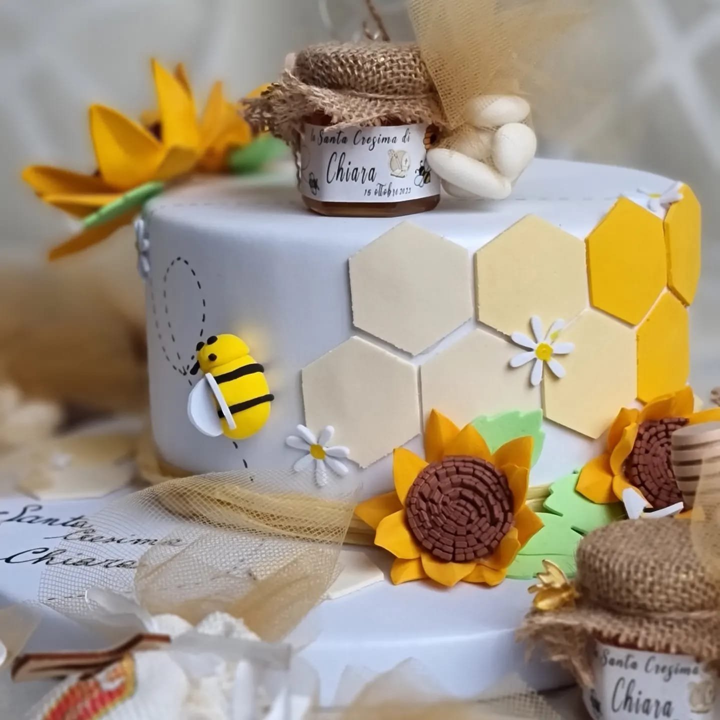 Torta bianca con ape, esagoni gialli e girasoli, vasetto di miele «Santa Cresima di Chiara», Il Mondo di Jessica